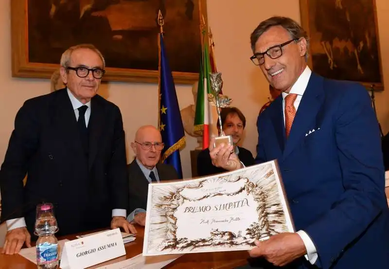 giorgio assumma consegna il premio a bernardo billi foto di bacco