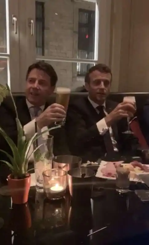 GIUSEPPE CONTE BRINDA CON EMMANUEL MACRON