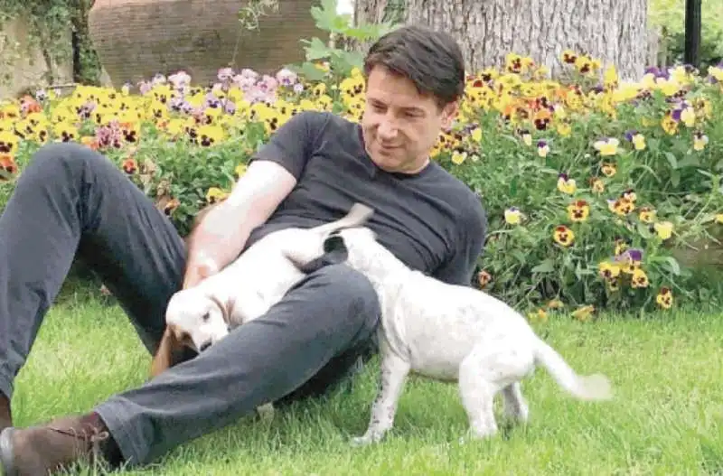 GIUSEPPE CONTE GIOCA CON I CANI