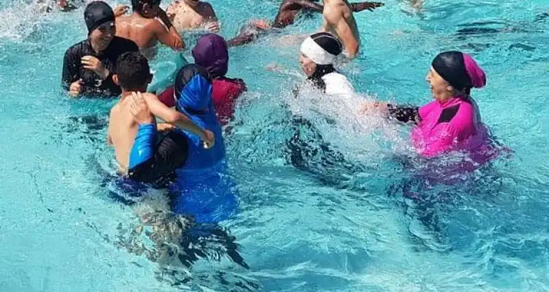 grenoble   multa dopo il tuffo in burkini 4