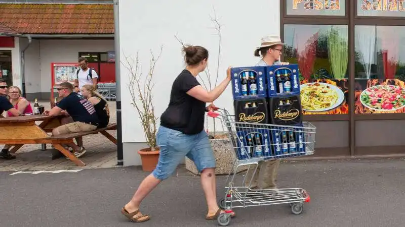 i cittadini ostritz comprano birra per boicottare il festival neonazista 1