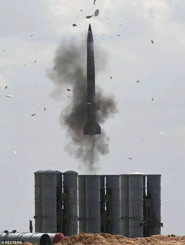 il missile s 300 lanciato durante un esercitazione vicino astrakhan