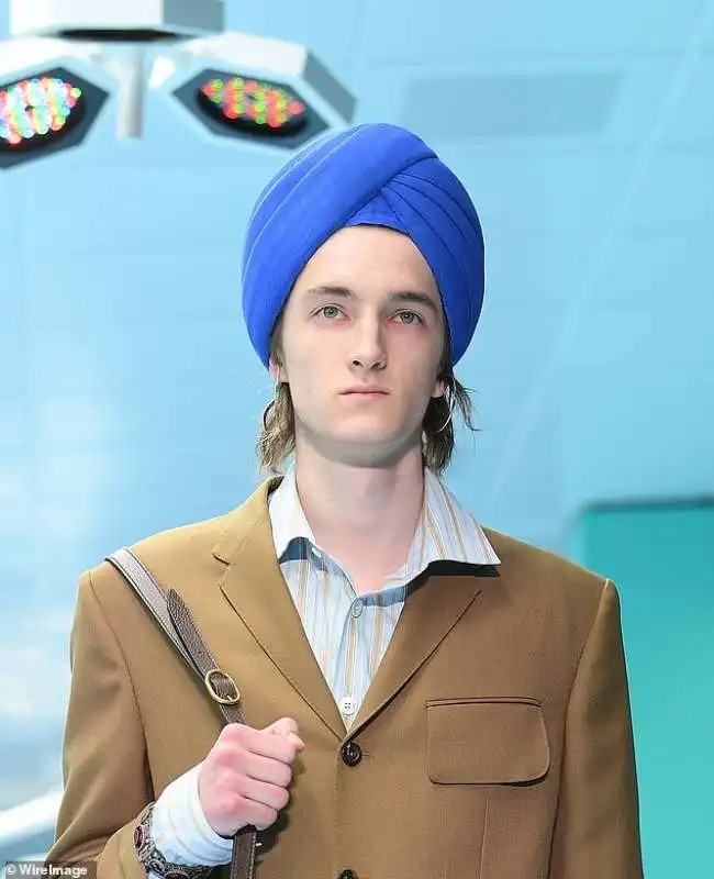 il turbante blu di gucci accusato di cultural appropriation dai sikh