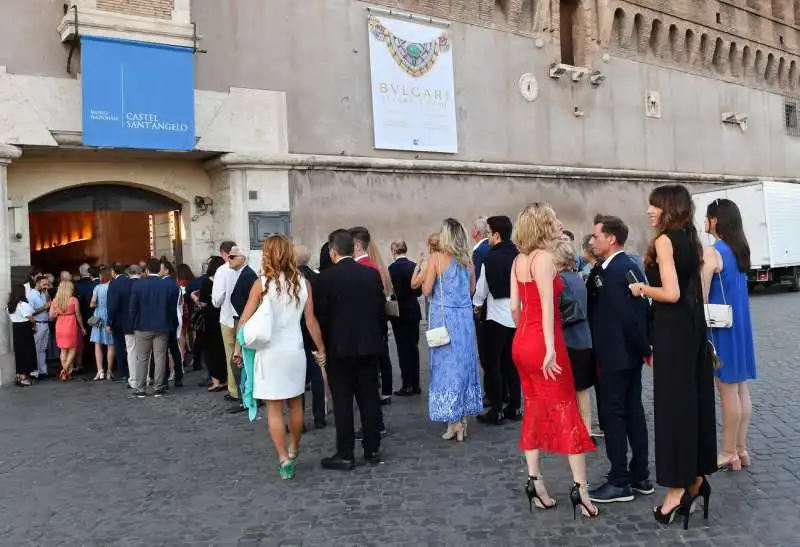 in fila per entrare alla mostra di bulgari