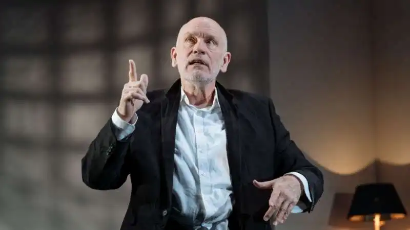 john malkovich nei panni di weinstein a teatro