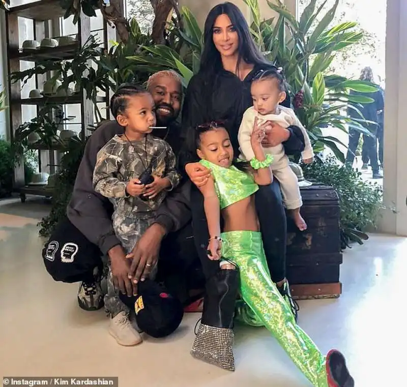 kanye west con la moglie kim kardashian e i figli