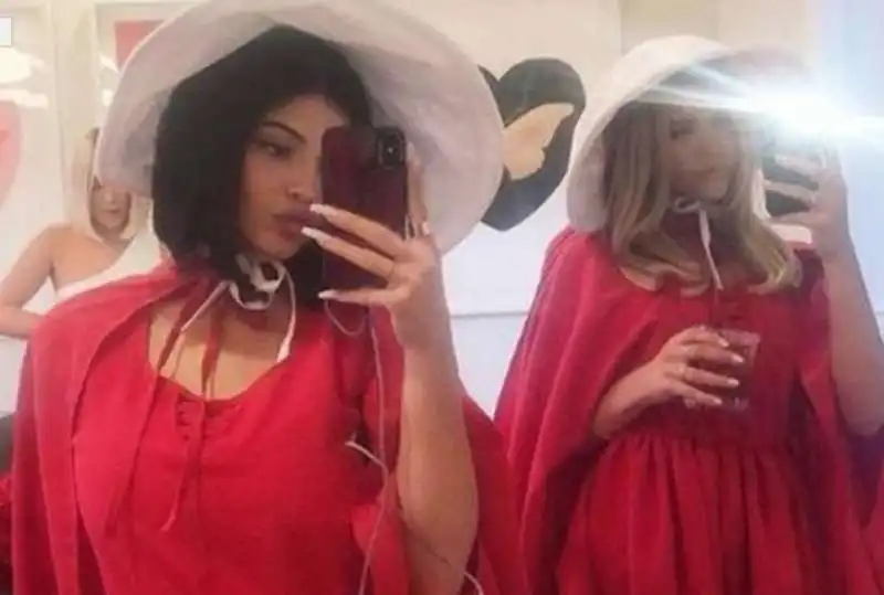 kylie jenner e il party a tema 'the handmaid's tale'  1