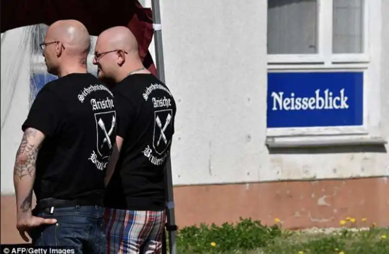 neonazisti a ostritz per il festival scudo e spada 2