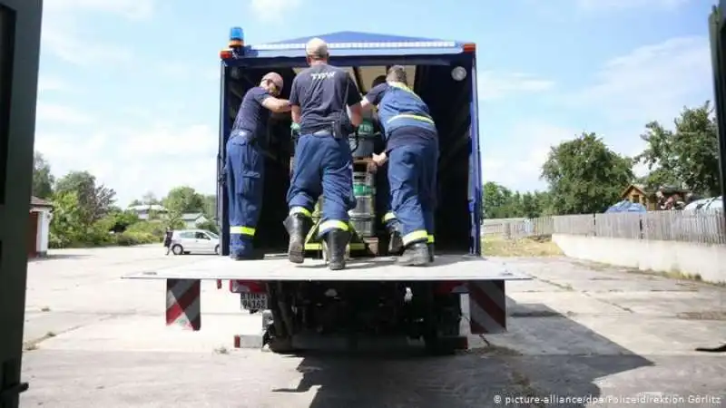 ostritz   la polizia confisca la birra ai neonazisti 