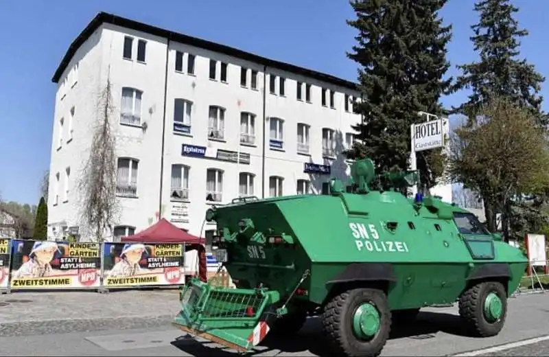 ostritz   preparativi per il festival neonazi scudo e spada