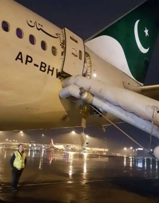 pakistan international airlines  2