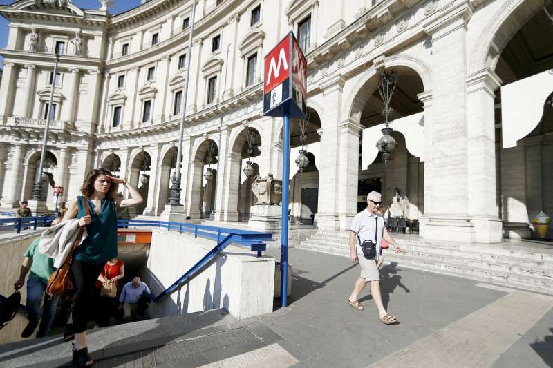 roma, dopo 246 giorni riapre la fermata metro repubblica 1