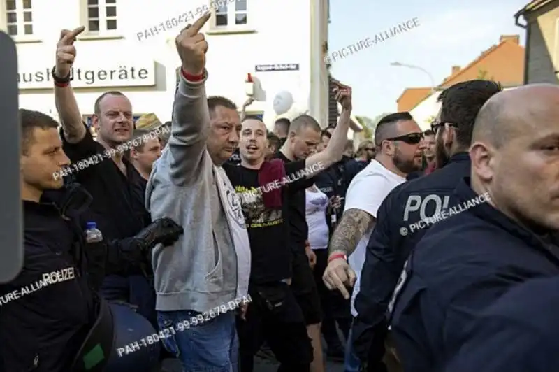 tensioni a ostritz per il festival neonazi scudo e spada 1