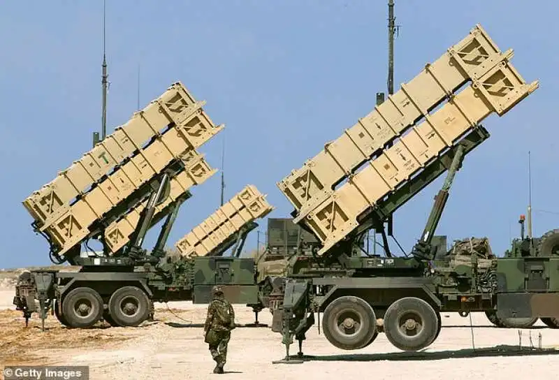 un soldato americano cammina tra le batterie anti missile patriot 