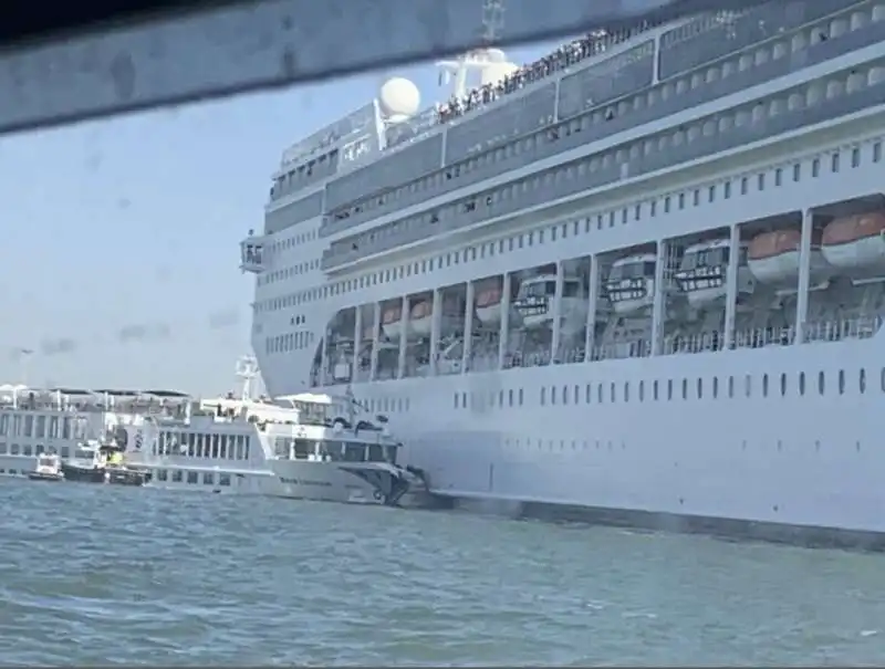 venezia   incidente tra una nave da crociera e un battello 10