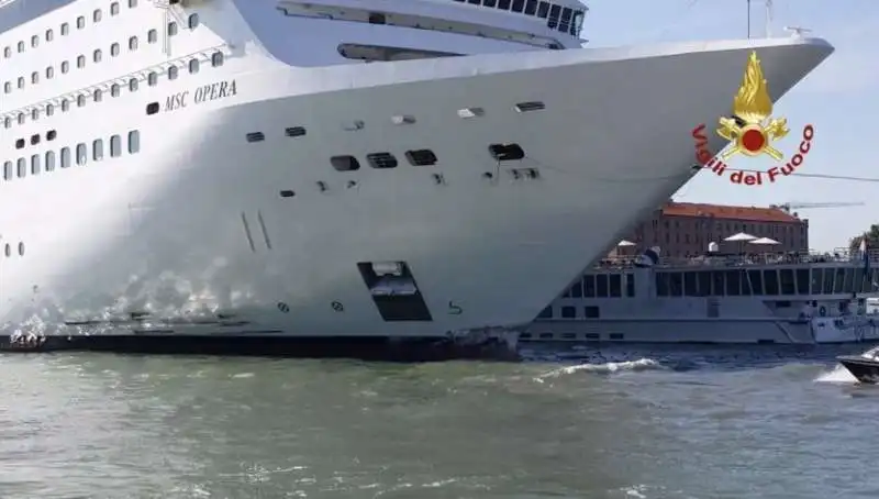 venezia   incidente tra una nave da crociera e un battello 7