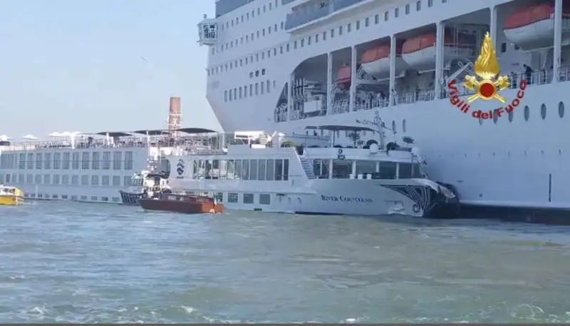 venezia   incidente tra una nave da crociera e un battello 8