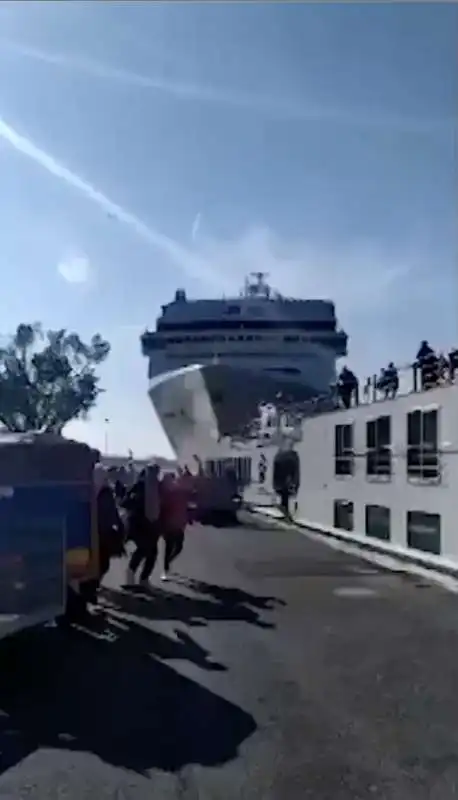 venezia   incidente tra una nave da crociera e un battello   i turisti cercano di scappare 1