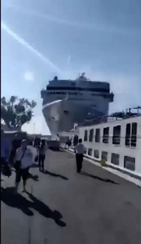 venezia   incidente tra una nave da crociera e un battello   i turisti cercano di scappare