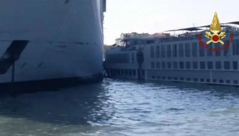 venezia   incidente tra una nave da crociera e un battello turistico 1