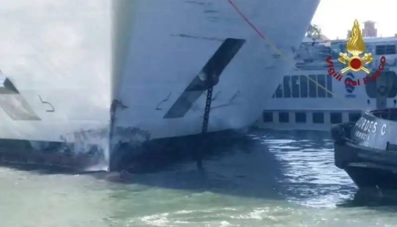 venezia   incidente tra una nave da crociera e un battello turistico