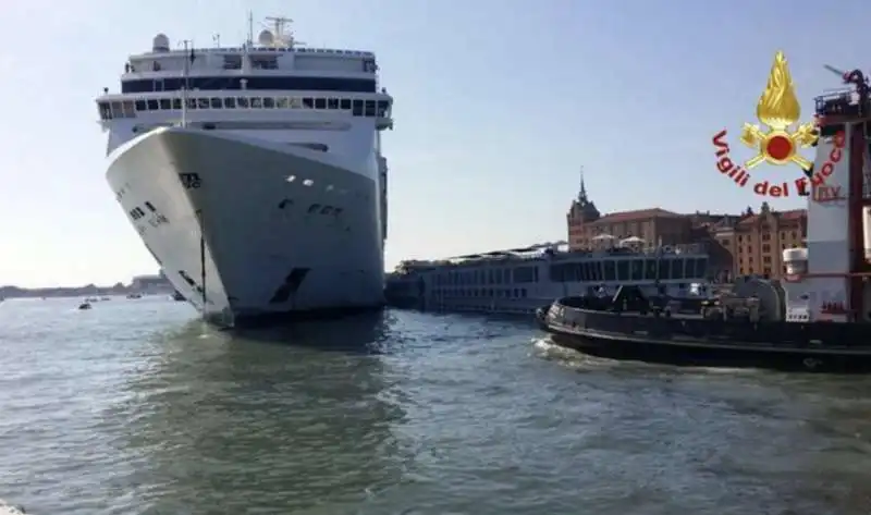 venezia   incidente tra una nave da crociera e un battello turistico 2