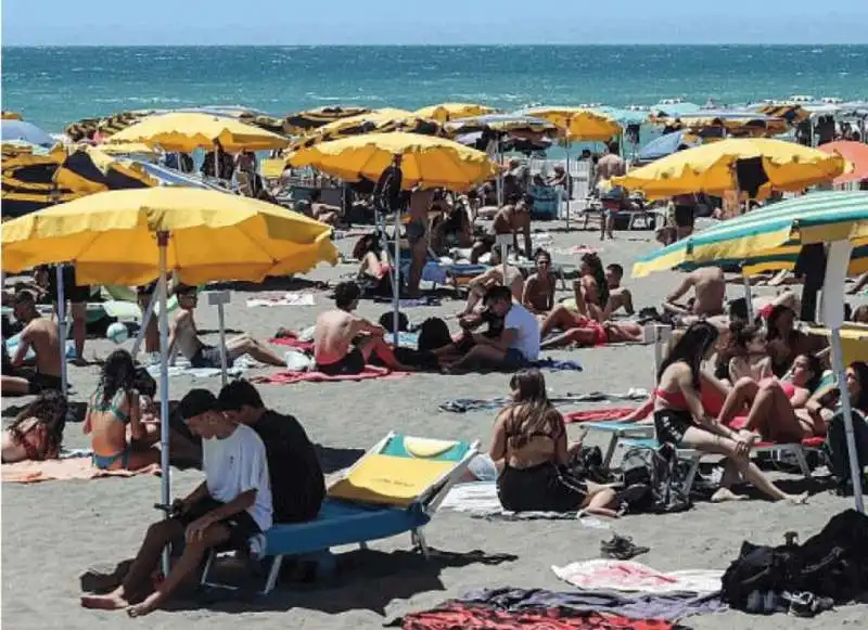 assembramenti in spiaggia 4