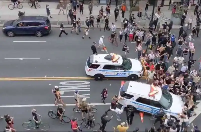 auto della polizia mettono sotto i manifestanti