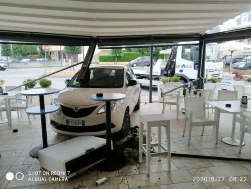 auto sfonda pub a caorle  2