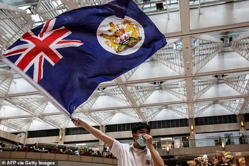 bandiera coloniale britannica in un centro commerciale di hong kong 1