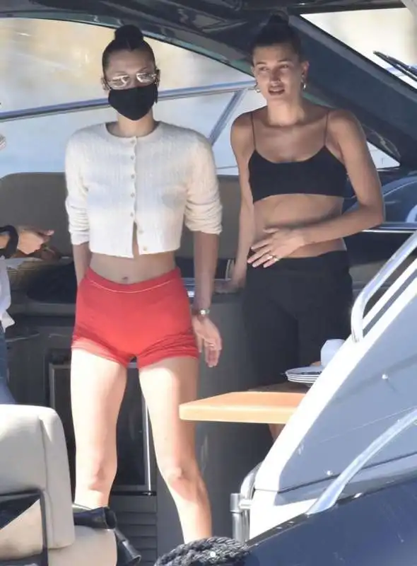 bella hadid hailey baldwin 2