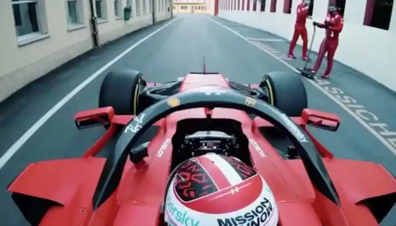 charles leclerc per le strade di maranello