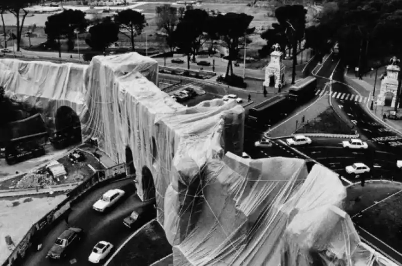 christo roma mura aureliane 1974