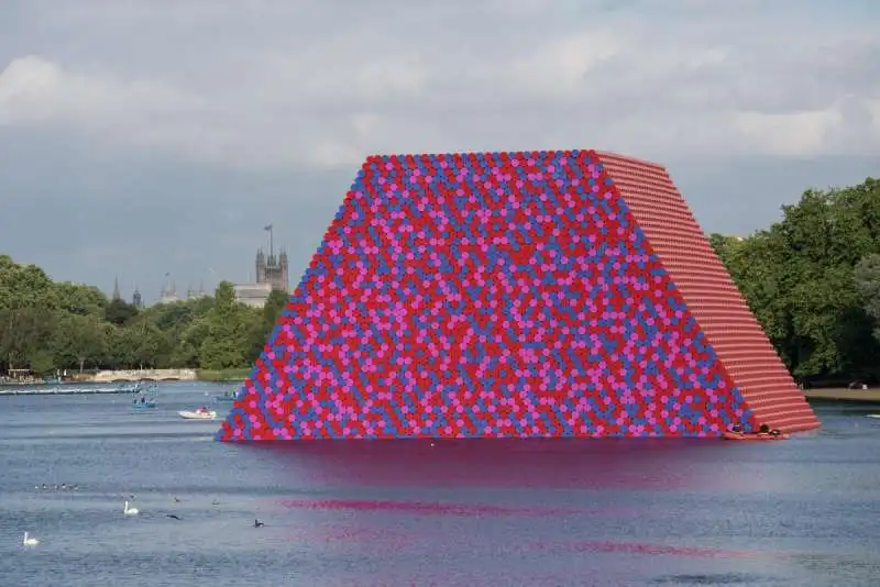 christo the london mastaba