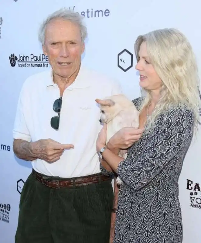 clint eastwood con l'attuale compagna christina sandera 1