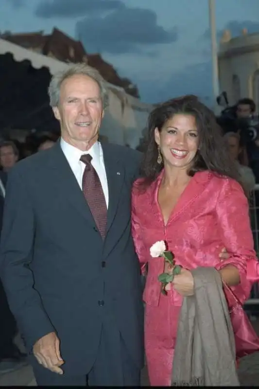 clint eastwood con la seconda moglie dina ruiz 1