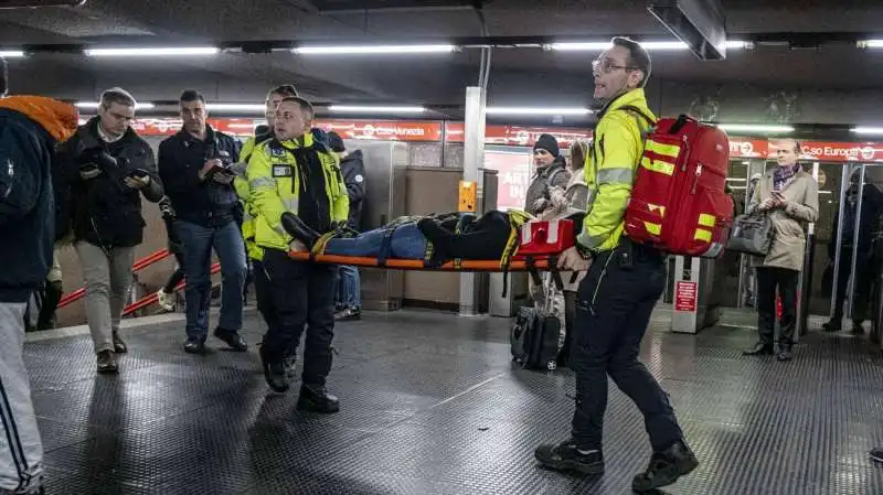 FERITI DOPO  LE FRENATE BRUSCHE DELLA METRO DI MILANO