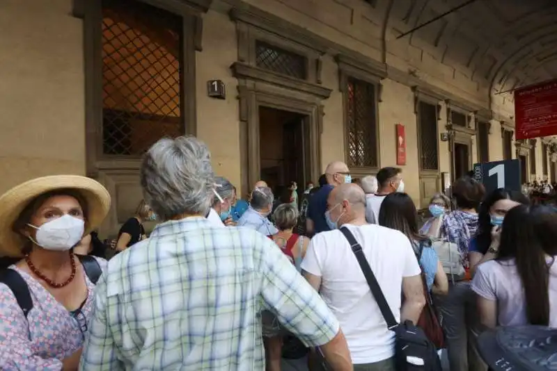 FIRENZE - LUNGHE CODE PER ENTRARE AGLI UFFIZI 