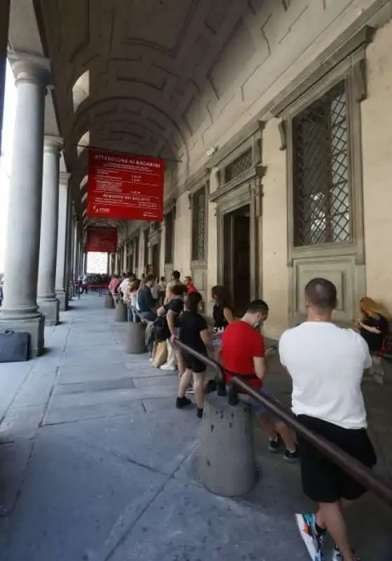 FIRENZE - LUNGHE CODE PER ENTRARE AGLI UFFIZI