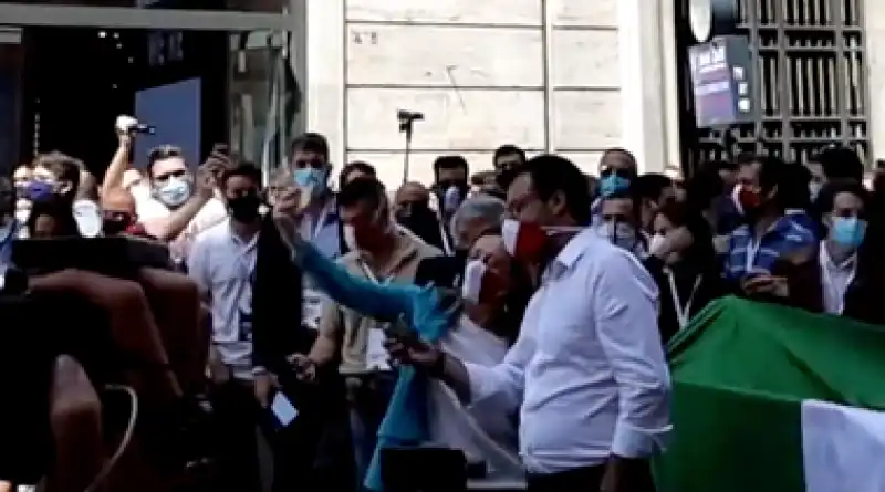 giorgia meloni rimprovera matteo salvini che guarda il cellulare 4