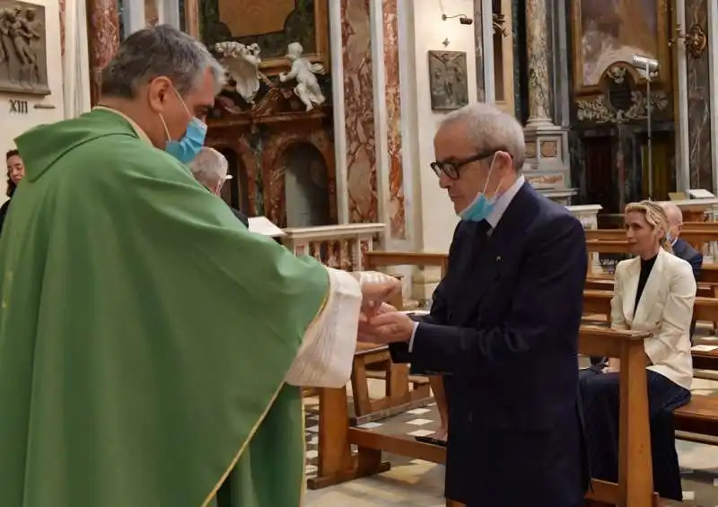 giorgio assumma riceve la comunione  foto di bacco