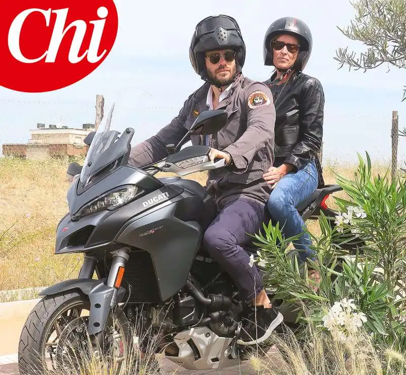 giulio berruti e maria elena boschi in moto