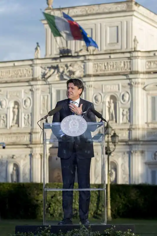 giuseppe conte   conferenza stampa a villa pamphilj 26