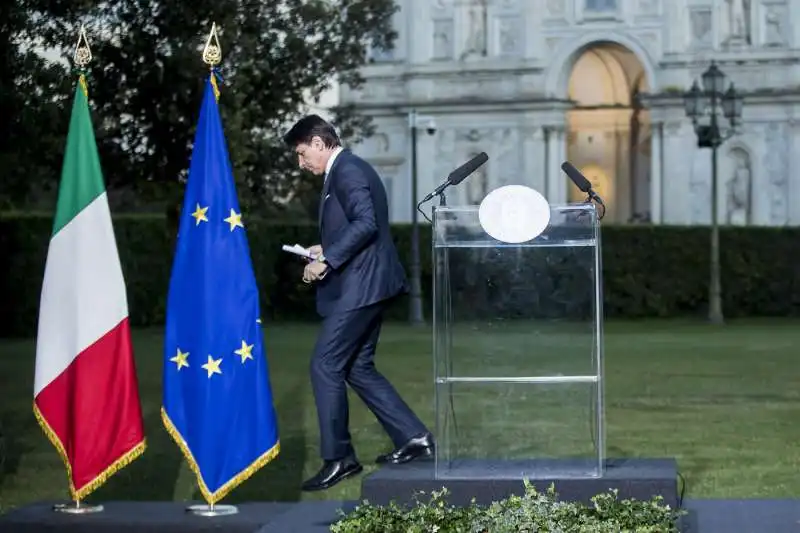 giuseppe conte   conferenza stampa a villa pamphilj 9