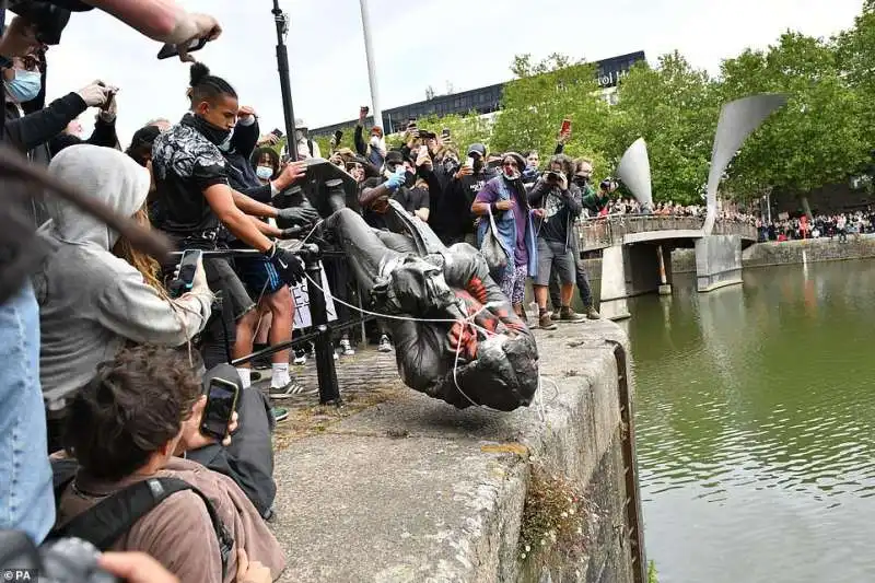 i manifestanti buttano giu' la statua di edward colston