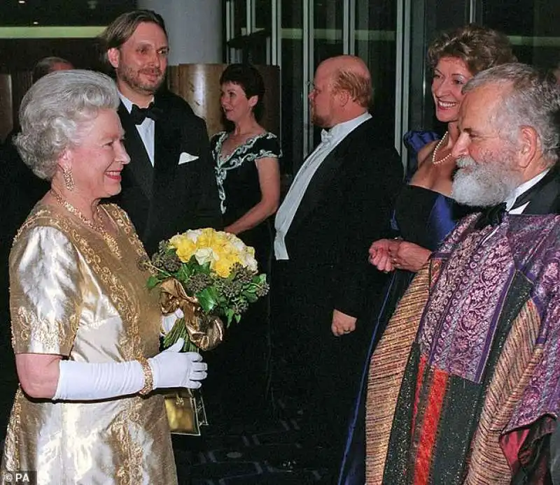 ian holm con la regina elisabetta nel 1997