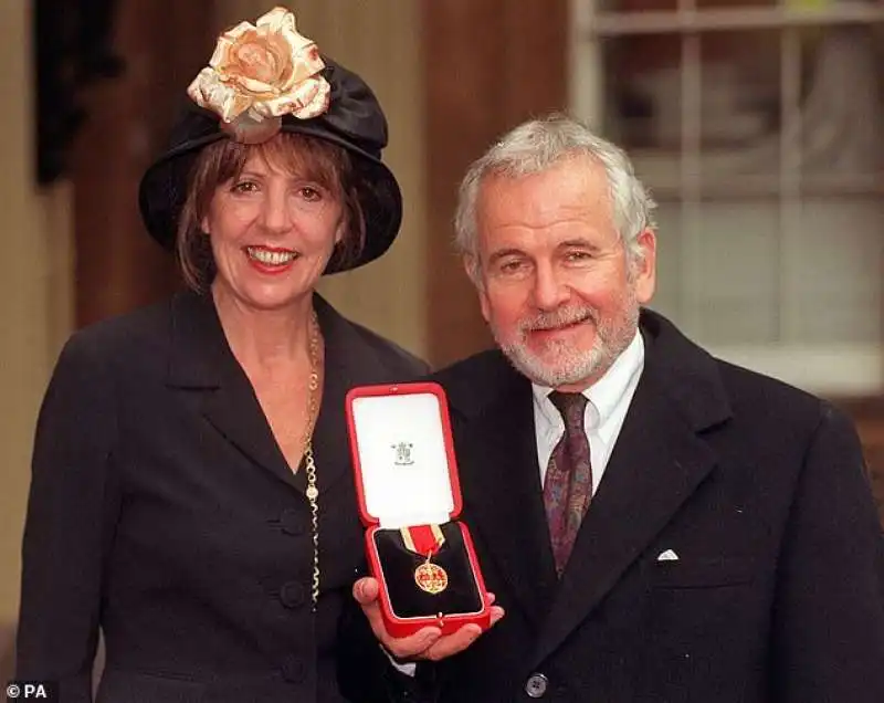 ian holm con la terza moglie penelope wilton diventa sir   1998