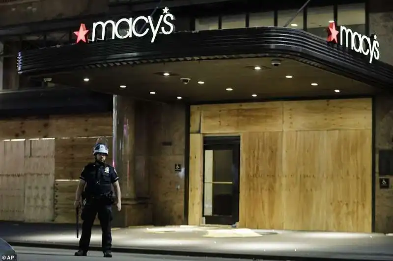 il negozio di macy's saccheggiato a new york