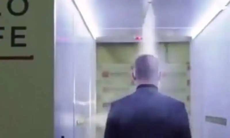 il tunnel disinfettante di vladimir putin 5