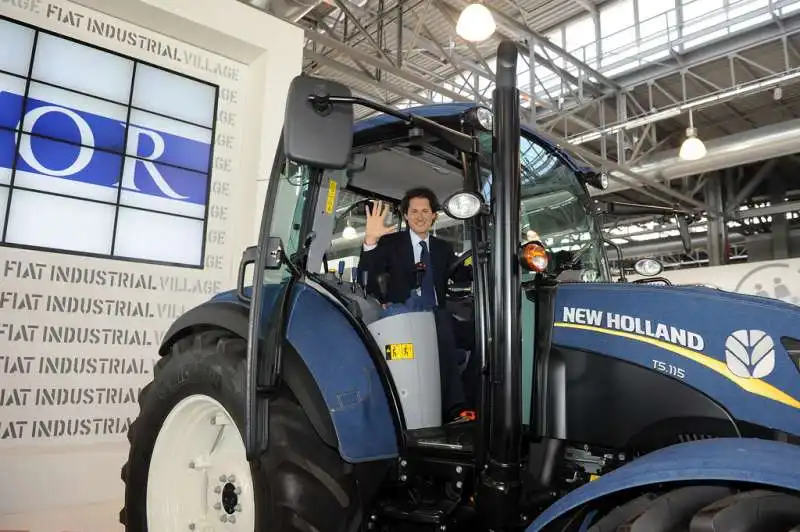 john elkann  su un trattore case new holland